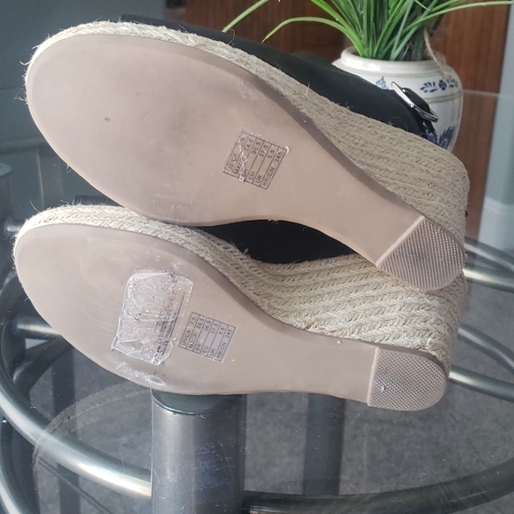 F21 Strappy Black Wedges 7.5 - Picture 8 of 9